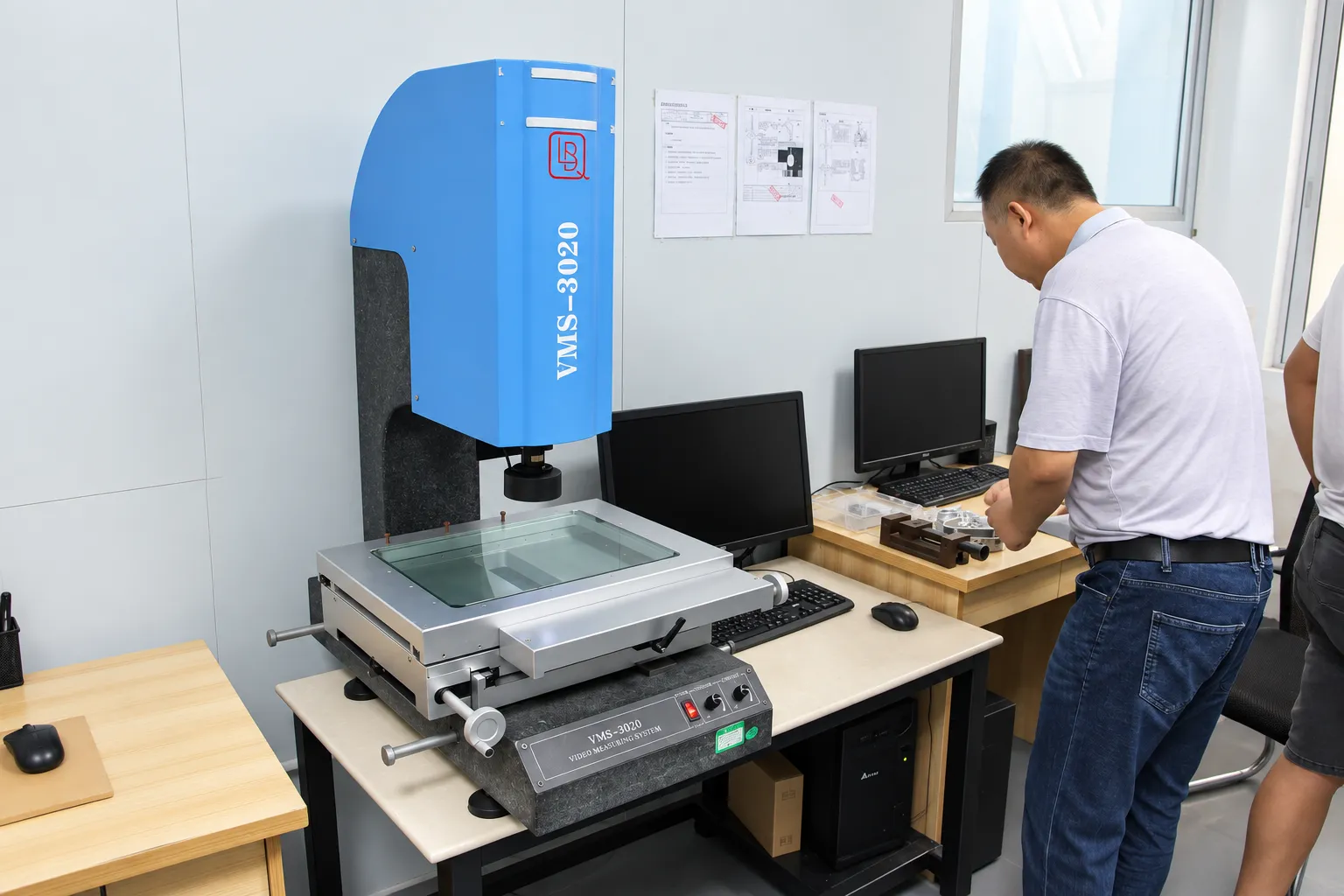 Optical measuring system measuring small features on an aluminum part